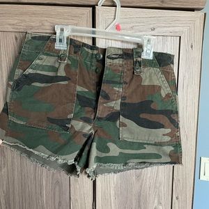 Camo High Waisted Shorts. Size L